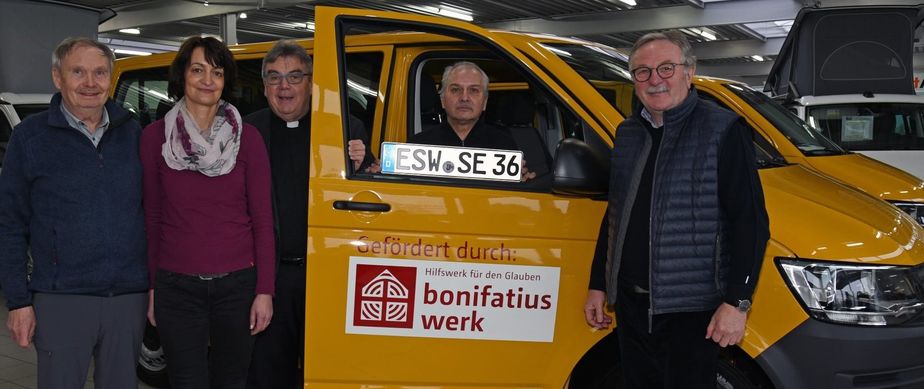 Ein neuer BONI-Bus für die katholische Kirchengemeinde St. Elisabeth in Eschwege: Günther Schäfer (v.l.), Ines Hoffmann, Msgr. Georg Austen, Jan Sklarek, Michael Dölle.